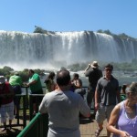 Touristen an den weltberühmten Wasserfällen des Rio Iguaçu