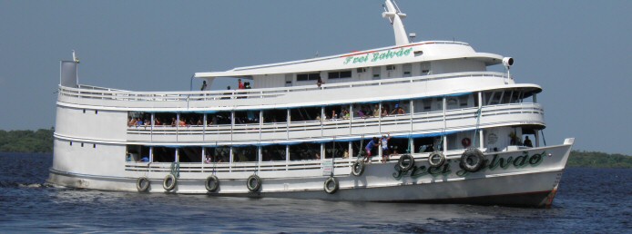 Bei Flussreisen auf dem Amazonas kommen meist die für die Region bekannten Boote zum Einsatz.