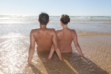Couple nus sur la plage